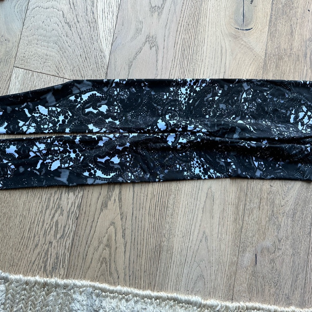 Alexander McQueen mainline white and black lace print leggings.  M - Picture 2 of 5